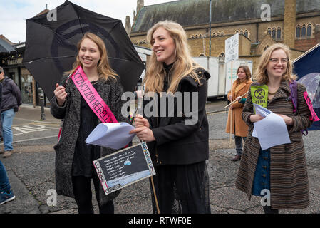 Canterbury, UK. 23 février 2019. Les partisans de la rébellion Extinction Canterbury sous forme de groupe jusqu'au centre ville puis prendre part à une procession funéraire symbolique représentant la mort des plantes, les animaux, les humains et la planète en raison de la crise climatique, de perte ou de vie. La protestation a abouti à un blocage d'action d'essaimage Place St Pierre. La police était présente mais n'interfère pas, il y a eu aucune arrestation. Crédit : Stephen Bell/Alamy Live News Banque D'Images