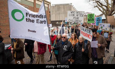 Canterbury, UK. 23 février 2019. Les partisans de la rébellion Extinction Canterbury sous forme de groupe jusqu'au centre ville puis prendre part à une procession funéraire symbolique représentant la mort des plantes, les animaux, les humains et la planète en raison de la crise climatique, de perte ou de vie. La protestation a abouti à un blocage d'action d'essaimage Place St Pierre. La police était présente mais n'interfère pas, il y a eu aucune arrestation. Crédit : Stephen Bell/Alamy Live News Banque D'Images