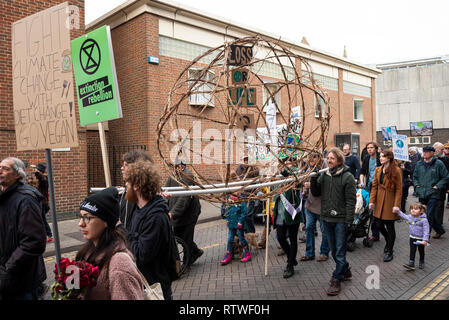 Canterbury, UK. 23 février 2019. Les partisans de la rébellion Extinction Canterbury sous forme de groupe jusqu'au centre ville puis prendre part à une procession funéraire symbolique représentant la mort des plantes, les animaux, les humains et la planète en raison de la crise climatique, de perte ou de vie. La protestation a abouti à un blocage d'action d'essaimage Place St Pierre. La police était présente mais n'interfère pas, il y a eu aucune arrestation. Crédit : Stephen Bell/Alamy Live News Banque D'Images