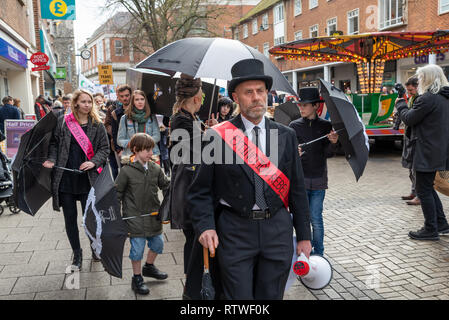 Canterbury, UK. 23 février 2019. Les partisans de la rébellion Extinction Canterbury sous forme de groupe jusqu'au centre ville puis prendre part à une procession funéraire symbolique représentant la mort des plantes, les animaux, les humains et la planète en raison de la crise climatique, de perte ou de vie. La protestation a abouti à un blocage d'action d'essaimage Place St Pierre. La police était présente mais n'interfère pas, il y a eu aucune arrestation. Crédit : Stephen Bell/Alamy Live News Banque D'Images