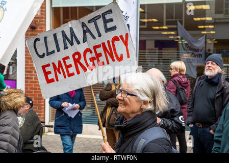 Canterbury, UK. 23 février 2019. Les partisans de la rébellion Extinction Canterbury sous forme de groupe jusqu'au centre ville puis prendre part à une procession funéraire symbolique représentant la mort des plantes, les animaux, les humains et la planète en raison de la crise climatique, de perte ou de vie. La protestation a abouti à un blocage d'action d'essaimage Place St Pierre. La police était présente mais n'interfère pas, il y a eu aucune arrestation. Crédit : Stephen Bell/Alamy Live News Banque D'Images