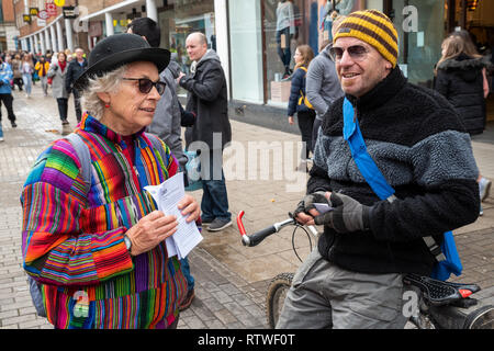 Canterbury, UK. 23 février 2019. Les partisans de la rébellion Extinction Canterbury sous forme de groupe jusqu'au centre ville puis prendre part à une procession funéraire symbolique représentant la mort des plantes, les animaux, les humains et la planète en raison de la crise climatique, de perte ou de vie. La protestation a abouti à un blocage d'action d'essaimage Place St Pierre. La police était présente mais n'interfère pas, il y a eu aucune arrestation. Crédit : Stephen Bell/Alamy Live News Banque D'Images