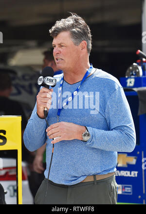 Hampton, GA, USA. Feb 22, 2018. Analyste de Fox Sports Michael Waltrip promenades dans le garage lors de la pratique de l'équipe Monster Energy Cup Series le vendredi à Atlanta Motor Speedway à Hampton, GA. McAfee Austin/CSM/Alamy Live News Banque D'Images