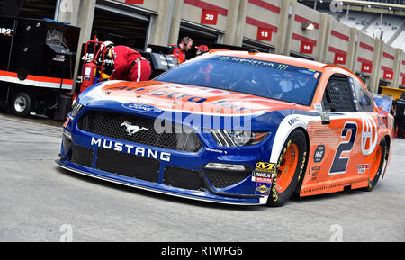 Hampton, GA, USA. Feb 22, 2018. Brad Keselowski entraîne le Autotrader Ford par le garage lors de la pratique de l'équipe Monster Energy Cup Series le vendredi à Atlanta Motor Speedway à Hampton, GA. McAfee Austin/CSM/Alamy Live News Banque D'Images