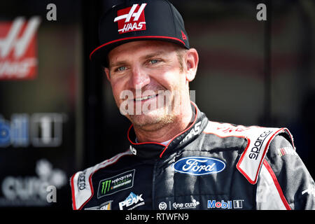 Hampton, GA, USA. Feb 22, 2018. HAAS Clint Bowyer pilote de course après une série de Monster Energy Cup pratique le vendredi à Atlanta Motor Speedway à Hampton, GA. McAfee Austin/CSM/Alamy Live News Banque D'Images