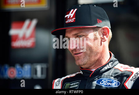 Hampton, GA, USA. Feb 22, 2018. HAAS Clint Bowyer pilote de course après une série de Monster Energy Cup pratique le vendredi à Atlanta Motor Speedway à Hampton, GA. McAfee Austin/CSM/Alamy Live News Banque D'Images