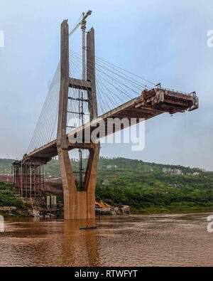 Changshou Chonquing, municipalité, la Chine. 22 octobre, 2006. Le Pont de la rivière Yangtze Changshou en construction. Un pont à haubans sur le Yangtze River, dans le district de Changshou de la municipalité de Chongqing, Chine, le 1 510 ft (460 mètres) portée principale est parmi les plus longs ponts à haubans du monde. Credit : Arnold Drapkin/ZUMA/Alamy Fil Live News Banque D'Images