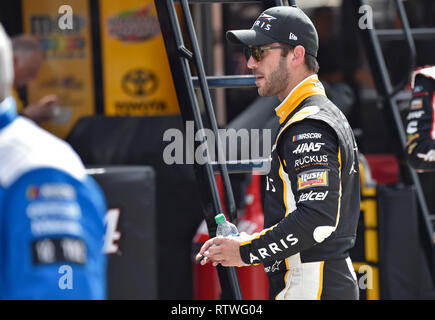 Hampton, GA, USA. Feb 22, 2018. Le pilote Toyota Arris Daniel Suarez se rend à son transporteur à la suite d'une série de Monster Energy Cup pratique le vendredi à Atlanta Motor Speedway à Hampton, GA. McAfee Austin/CSM/Alamy Live News Banque D'Images