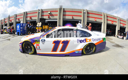 Hampton, GA, USA. Feb 22, 2018. Denny Hamlin entraîne le Toyota FedEx dans le garage pendant la pratique de l'équipe Monster Energy Cup Series le vendredi à Atlanta Motor Speedway à Hampton, GA. McAfee Austin/CSM/Alamy Live News Banque D'Images