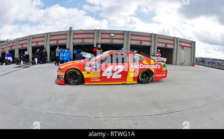 Hampton, GA, USA. Feb 22, 2018. Kyle Larson entraîne le McDonald's Chevrolet par le garage lors de la pratique de l'équipe Monster Energy Cup Series le vendredi à Atlanta Motor Speedway à Hampton, GA. McAfee Austin/CSM/Alamy Live News Banque D'Images