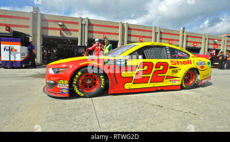 Hampton, GA, USA. Feb 22, 2018. Joey Logano entraîne le Pennzoil Ford dans le garage de Monster Energy Cup au cours de la pratique de la série le vendredi à Atlanta Motor Speedway à Hampton, GA. McAfee Austin/CSM/Alamy Live News Banque D'Images