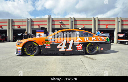 Hampton, GA, USA. Feb 22, 2018. Daniel Suarez entraîne le Toyota Arris par le garage lors de la pratique de l'équipe Monster Energy Cup Series le vendredi à Atlanta Motor Speedway à Hampton, GA. McAfee Austin/CSM/Alamy Live News Banque D'Images