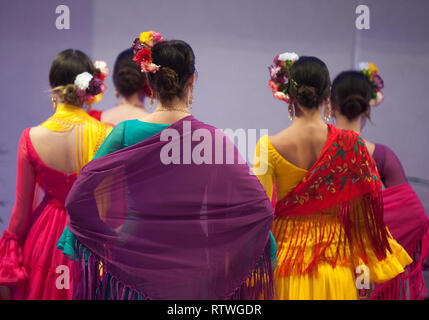 Malaga, Malaga, Espagne. 2e Mar, 2019. Vu portant des modèles de robes de flamenco qui pose pour les photographes sur le podium au cours de la IV International Fashion Fair Flamenco (FIMAF) dans l'hôtel NH au centre-ville de ville. Chaque année une nouvelle édition de l'International Fashion Fair Flamenco se produit, une rencontre avec les concepteurs pour promouvoir et présenter l'avant-saison mode flamenca designs. L'industrie de la mode flamenco est un moteur économique de l'Andalousie, et sa culture est reconnu à l'échelle internationale. Credit : Jésus Merida/SOPA Images/ZUMA/Alamy Fil Live News Banque D'Images