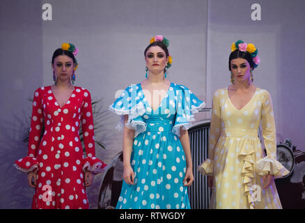 Malaga, Malaga, Espagne. 2e Mar, 2019. Vu portant des modèles de robes de flamenco qui pose pour les photographes sur le podium au cours de la IV International Fashion Fair Flamenco (FIMAF) dans l'hôtel NH au centre-ville de ville. Chaque année une nouvelle édition de l'International Fashion Fair Flamenco se produit, une rencontre avec les concepteurs pour promouvoir et présenter l'avant-saison mode flamenca designs. L'industrie de la mode flamenco est un moteur économique de l'Andalousie, et sa culture est reconnu à l'échelle internationale. Credit : Jésus Merida/SOPA Images/ZUMA/Alamy Fil Live News Banque D'Images