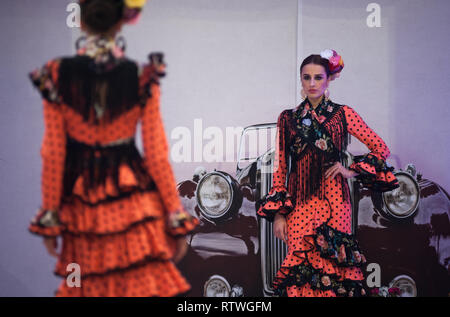 Malaga, Malaga, Espagne. 2e Mar, 2019. Vu portant des modèles de robes de flamenco qui pose pour les photographes sur le podium au cours de la IV International Fashion Fair Flamenco (FIMAF) dans l'hôtel NH au centre-ville de ville. Chaque année une nouvelle édition de l'International Fashion Fair Flamenco se produit, une rencontre avec les concepteurs pour promouvoir et présenter l'avant-saison mode flamenca designs. L'industrie de la mode flamenco est un moteur économique de l'Andalousie, et sa culture est reconnu à l'échelle internationale. Credit : Jésus Merida/SOPA Images/ZUMA/Alamy Fil Live News Banque D'Images