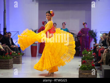 Malaga, Malaga, Espagne. 2e Mar, 2019. Un modèle vu portant une robe flamenco posant pour les photographes sur le podium au cours de la IV International Fashion Fair Flamenco (FIMAF) dans l'hôtel NH au centre-ville de ville. Chaque année une nouvelle édition de l'International Fashion Fair Flamenco se produit, une rencontre avec les concepteurs pour promouvoir et présenter l'avant-saison mode flamenca designs. L'industrie de la mode flamenco est un moteur économique de l'Andalousie, et sa culture est reconnu à l'échelle internationale. Credit : Jésus Merida/SOPA Images/ZUMA/Alamy Fil Live News Banque D'Images