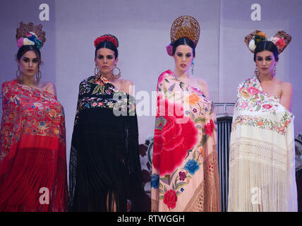 Malaga, Malaga, Espagne. 2e Mar, 2019. Vu portant des modèles de robes de flamenco qui pose pour les photographes sur le podium au cours de la IV International Fashion Fair Flamenco (FIMAF) dans l'hôtel NH au centre-ville de ville. Chaque année une nouvelle édition de l'International Fashion Fair Flamenco se produit, une rencontre avec les concepteurs pour promouvoir et présenter l'avant-saison mode flamenca designs. L'industrie de la mode flamenco est un moteur économique de l'Andalousie, et sa culture est reconnu à l'échelle internationale. Credit : Jésus Merida/SOPA Images/ZUMA/Alamy Fil Live News Banque D'Images