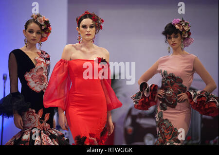 Malaga, Malaga, Espagne. 2e Mar, 2019. Vu portant des modèles de robes de flamenco qui pose pour les photographes sur le podium au cours de la IV International Fashion Fair Flamenco (FIMAF) dans l'hôtel NH au centre-ville de ville. Chaque année une nouvelle édition de l'International Fashion Fair Flamenco se produit, une rencontre avec les concepteurs pour promouvoir et présenter l'avant-saison mode flamenca designs. L'industrie de la mode flamenco est un moteur économique de l'Andalousie, et sa culture est reconnu à l'échelle internationale. Credit : Jésus Merida/SOPA Images/ZUMA/Alamy Fil Live News Banque D'Images