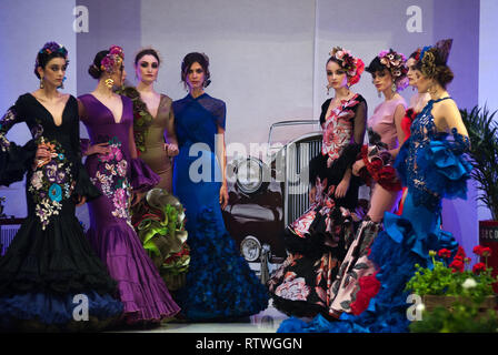 Malaga, Malaga, Espagne. 2e Mar, 2019. Vu portant des modèles de robes de flamenco qui pose pour les photographes sur le podium au cours de la IV International Fashion Fair Flamenco (FIMAF) dans l'hôtel NH au centre-ville de ville. Chaque année une nouvelle édition de l'International Fashion Fair Flamenco se produit, une rencontre avec les concepteurs pour promouvoir et présenter l'avant-saison mode flamenca designs. L'industrie de la mode flamenco est un moteur économique de l'Andalousie, et sa culture est reconnu à l'échelle internationale. Credit : Jésus Merida/SOPA Images/ZUMA/Alamy Fil Live News Banque D'Images