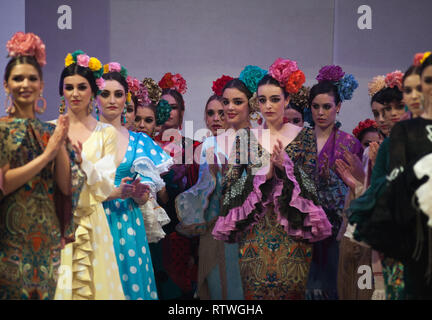 Malaga, Malaga, Espagne. 2e Mar, 2019. Vu portant des modèles de robes de flamenco qui pose pour les photographes sur le podium au cours de la IV International Fashion Fair Flamenco (FIMAF) dans l'hôtel NH au centre-ville de ville. Chaque année une nouvelle édition de l'International Fashion Fair Flamenco se produit, une rencontre avec les concepteurs pour promouvoir et présenter l'avant-saison mode flamenca designs. L'industrie de la mode flamenco est un moteur économique de l'Andalousie, et sa culture est reconnu à l'échelle internationale. Credit : Jésus Merida/SOPA Images/ZUMA/Alamy Fil Live News Banque D'Images