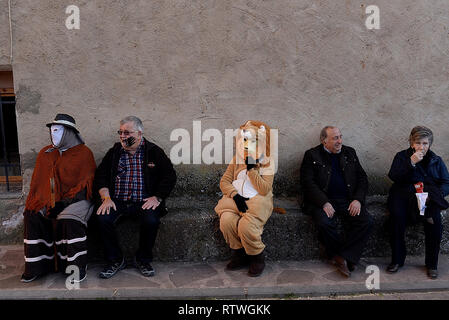 Guadalajara, Espagne. 2e Mar, 2019. Revelers portant des masques et des costumes sont observés au cours d'une célébration de carnaval traditionnel dans le petit village de Luzon, Espagne.documents conservés à partir du 14e siècle du Luzon document carnaval, mais l'origine réelle de la tradition pourrait être beaucoup plus. Carnival festivals sont célébrés dans leur manière autour de centaines de villages en Espagne. Credit : Juan Carlos/SOPA Images/ZUMA/Alamy Fil Live News Banque D'Images