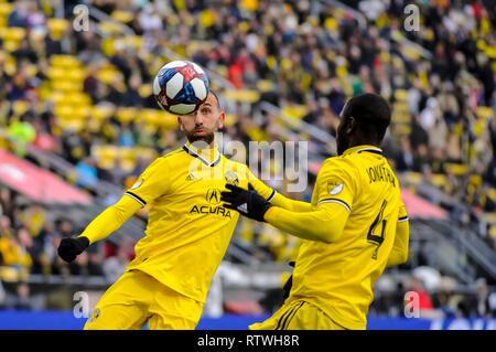 Samedi, Mars 02, 2019 : Columbus Crew SC Avant Justin Meram (9) et le défenseur Jonathan Mensah (4) effacer la balle dans la première moitié du match entre les New York Red Bulls et Columbus Crew SC dans le match d'ouverture au stade de Mapfre, à Columbus OH. Crédit Photo obligatoire : Dorn Byg/Cal Sport Media. Columbus Crew SC 0 - New York Red Bulls 0 Banque D'Images