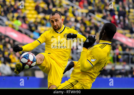 Samedi, Mars 02, 2019 : Columbus Crew SC Avant Justin Meram (9) et le défenseur Jonathan Mensah (4) effacer la balle dans la première moitié du match entre les New York Red Bulls et Columbus Crew SC dans le match d'ouverture au stade de Mapfre, à Columbus OH. Crédit Photo obligatoire : Dorn Byg/Cal Sport Media. Columbus Crew SC 0 - New York Red Bulls 0 Banque D'Images