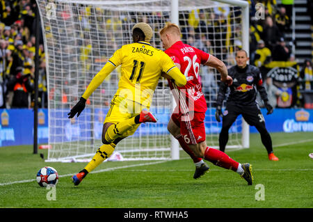 Samedi, Mars 02, 2019 : Columbus Crew SC avant Gyasi Zerdes (11) essaie d'obtenir le ballpast New York Red Bulls defender Tim Parker (26) dans la deuxième partie du match entre les New York Red Bulls et Columbus Crew SC dans le match d'ouverture au stade de Mapfre, à Columbus OH. Crédit Photo obligatoire : Dorn Byg/Cal Sport Media. Columbus Crew SC 1 - New York Red Bulls 1 Banque D'Images