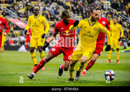 Samedi, Mars 02, 2019 : Columbus Crew SC Avant Justin Meram (9) avec New York Red Bulls defender Kyle Duncan (6) leur poursuite dans la deuxième partie du match entre les New York Red Bulls et Columbus Crew SC dans le match d'ouverture au stade de Mapfre, à Columbus OH. Crédit Photo obligatoire : Dorn Byg/Cal Sport Media. Columbus Crew SC 1 - New York Red Bulls 1 Banque D'Images