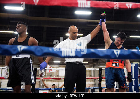 2 mars 2019 : Danny Ayala d'Illinois (à droite) reçoit sa main posée dans la victoire contre l'orin Pearce de l'Ohio State (gauche) dans la compétition de boxe amateur à l'Arnold Sports Festival à Columbus, Ohio, USA. Brent Clark/Alamy Live News Banque D'Images