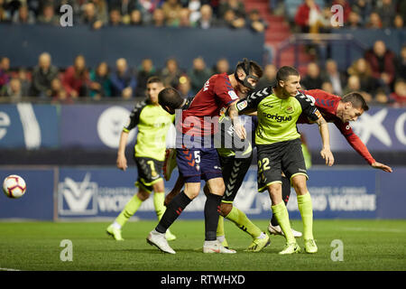 David García (défenseur ; CA Osasuna), Abraham (défenseur ; Nastic Tarragone) et Xisco (avant ; CA Osasuna) sont vus en action au cours de l'espagnol de La Liga football 123, match entre le CA Osasuna et Nastic de Tarragona au stade Sadar, à Pampelune. ( Score final ; CA OSASUNA 1:0 NASTIC ) Banque D'Images