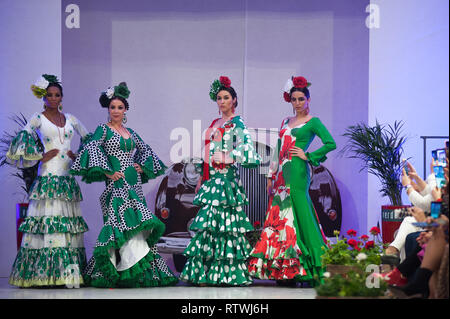 Vu portant des modèles de robes de flamenco qui pose pour les photographes sur le podium au cours de la IV International Fashion Fair Flamenco (FIMAF) dans l'hôtel NH au centre-ville de ville. Chaque année une nouvelle édition de l'International Fashion Fair Flamenco se produit, une rencontre avec les concepteurs pour promouvoir et présenter l'avant-saison mode flamenca designs. L'industrie de la mode flamenco est un moteur économique de l'Andalousie, et sa culture est reconnu à l'échelle internationale. Banque D'Images