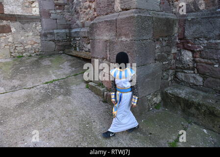 Un reveler portant un costume est vu lors d'une célébration de carnaval traditionnel dans le petit village de Luzon, Espagne. Documents conservés à partir du 14e siècle du Luzon document carnaval, mais l'origine réelle de la tradition pourrait être beaucoup plus. Carnival festivals sont célébrés dans leur manière autour de centaines de villages en Espagne. Banque D'Images