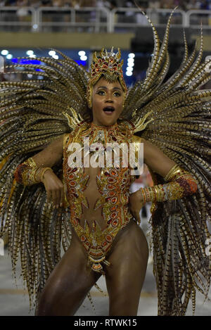 RJ - Rio de Janeiro - 03/03/2019 - Défilé de Porto da Pedra dans Carnaval Rio 2019 - La reine de batterie Kamila Reis dans le défilé de l'école de samba UNIDOS DO PORTO DA PEDRA durant la présentation des écoles de samba du groupe A au Sambódromo des marques de Sapucai dans le Carnaval de Rio 2019. Photo : Thiago Ribeiro / AGIF Banque D'Images