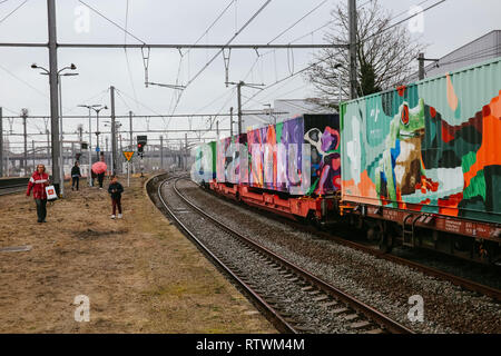 (190303) -- Bruxelles, le 3 mars 2019 (Xinhua) -- Personnes voir Noah's Train à la gare de Schaerbeek à Bruxelles, Belgique, le 2 mars 2019. Noah's Train, un train de marchandises a peint avec des animaux, a récemment arrivés à Schaerbeek Gare de Belgique. Après le départ de la Conférence des Nations Unies sur le changement climatique organisée en Pologne en décembre 2018 de Katowice, de Noé Train a fait son chemin à travers Vienne, Berlin, Paris et sa dernière station, Bruxelles. À chaque station, d'éminents artistes de rue peint deux conteneurs avec motifs animaliers, le transformant en le mobile la plus longue du monde d'art de rue, avec des t Banque D'Images