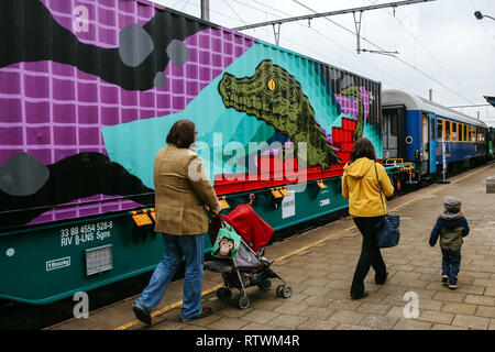 (190303) -- Bruxelles, le 3 mars 2019 (Xinhua) -- Personnes voir Noah's Train à la gare de Schaerbeek à Bruxelles, Belgique, le 2 mars 2019. Noah's Train, un train de marchandises a peint avec des animaux, a récemment arrivés à Schaerbeek Gare de Belgique. Après le départ de la Conférence des Nations Unies sur le changement climatique organisée en Pologne en décembre 2018 de Katowice, de Noé Train a fait son chemin à travers Vienne, Berlin, Paris et sa dernière station, Bruxelles. À chaque station, d'éminents artistes de rue peint deux conteneurs avec motifs animaliers, le transformant en le mobile la plus longue du monde d'art de rue, avec des t Banque D'Images