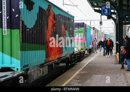 (190303) -- Bruxelles, le 3 mars 2019 (Xinhua) -- Personnes voir Noah's Train à la gare de Schaerbeek à Bruxelles, Belgique, le 2 mars 2019. Noah's Train, un train de marchandises a peint avec des animaux, a récemment arrivés à Schaerbeek Gare de Belgique. Après le départ de la Conférence des Nations Unies sur le changement climatique organisée en Pologne en décembre 2018 de Katowice, de Noé Train a fait son chemin à travers Vienne, Berlin, Paris et sa dernière station, Bruxelles. À chaque station, d'éminents artistes de rue peint deux conteneurs avec motifs animaliers, le transformant en le mobile la plus longue du monde d'art de rue, avec des t Banque D'Images