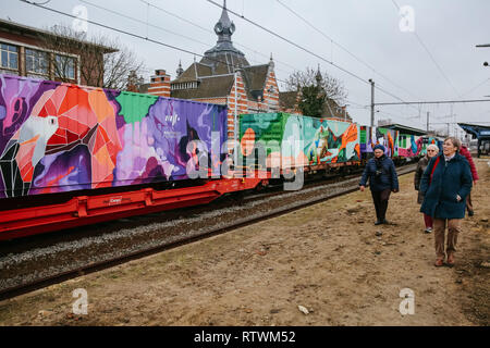 (190303) -- Bruxelles, le 3 mars 2019 (Xinhua) -- Personnes voir Noah's Train à la gare de Schaerbeek à Bruxelles, Belgique, le 2 mars 2019. Noah's Train, un train de marchandises a peint avec des animaux, a récemment arrivés à Schaerbeek Gare de Belgique. Après le départ de la Conférence des Nations Unies sur le changement climatique organisée en Pologne en décembre 2018 de Katowice, de Noé Train a fait son chemin à travers Vienne, Berlin, Paris et sa dernière station, Bruxelles. À chaque station, d'éminents artistes de rue peint deux conteneurs avec motifs animaliers, le transformant en le mobile la plus longue du monde d'art de rue, avec des t Banque D'Images