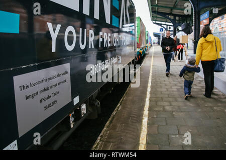 (190303) -- Bruxelles, le 3 mars 2019 (Xinhua) -- Personnes voir Noah's Train à la gare de Schaerbeek à Bruxelles, Belgique, le 2 mars 2019. Noah's Train, un train de marchandises a peint avec des animaux, a récemment arrivés à Schaerbeek Gare de Belgique. Après le départ de la Conférence des Nations Unies sur le changement climatique organisée en Pologne en décembre 2018 de Katowice, de Noé Train a fait son chemin à travers Vienne, Berlin, Paris et sa dernière station, Bruxelles. À chaque station, d'éminents artistes de rue peint deux conteneurs avec motifs animaliers, le transformant en le mobile la plus longue du monde d'art de rue, avec des t Banque D'Images