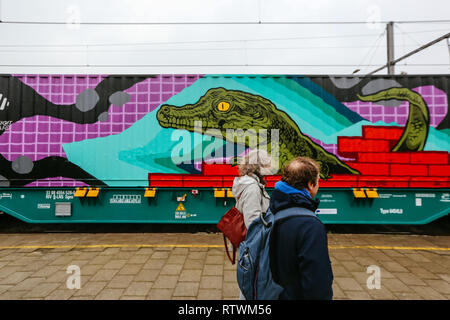 (190303) -- Bruxelles, le 3 mars 2019 (Xinhua) -- Personnes voir Noah's Train à la gare de Schaerbeek à Bruxelles, Belgique, le 2 mars 2019. Noah's Train, un train de marchandises a peint avec des animaux, a récemment arrivés à Schaerbeek Gare de Belgique. Après le départ de la Conférence des Nations Unies sur le changement climatique organisée en Pologne en décembre 2018 de Katowice, de Noé Train a fait son chemin à travers Vienne, Berlin, Paris et sa dernière station, Bruxelles. À chaque station, d'éminents artistes de rue peint deux conteneurs avec motifs animaliers, le transformant en le mobile la plus longue du monde d'art de rue, avec des t Banque D'Images