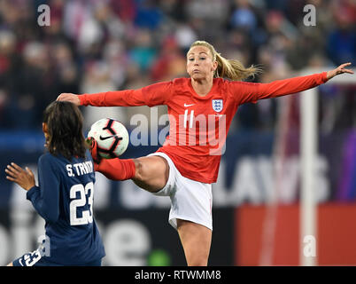 Nashville, USA. 3e Mar, 2019. Toni Duggan (R) de l'Angleterre convoite la la balle lors d'un SheBelieves Cup women's Soccer Match contre les États-Unis au Nissan Stadium à Nashville, Tennessee, aux États-Unis, le 2 mars 2019. Le match s'est terminé dans un 2-2 draw. Source : Xinhua/Alamy Live News Banque D'Images