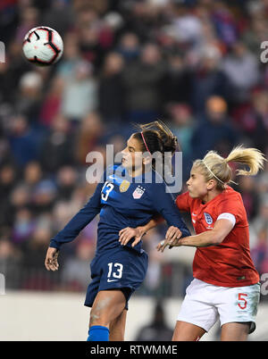 Nashville, USA. 3e Mar, 2019. Alex Morgan (L) de la United States rivalise avec Steph Houghton de l'Angleterre pendant une SheBelieves women's Cup Match de football au stade de Nissan à Nashville, Tennessee, aux États-Unis, le 2 mars 2019. Le match s'est terminé dans un 2-2 draw. Source : Xinhua/Alamy Live News Banque D'Images