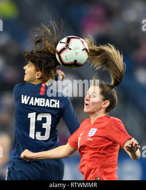 Nashville, USA. 3e Mar, 2019. Alex Morgan (L) de la United States rivalise avec Abbie McManus d'Angleterre lors d'un SheBelieves women's Cup Match de football au stade de Nissan à Nashville, Tennessee, aux États-Unis, le 2 mars 2019. Le match s'est terminé dans un 2-2 draw. Source : Xinhua/Alamy Live News Banque D'Images