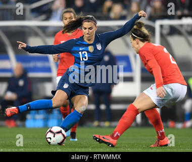 Nashville, USA. 3e Mar, 2019. Alex Morgan (L) de la United States eddv pour la balle au cours d'un SheBelieves Cup women's Soccer Match contre l'Angleterre à Nissan Stadium à Nashville, Tennessee, aux États-Unis, le 2 mars 2019. Le match s'est terminé dans un 2-2 draw. Source : Xinhua/Alamy Live News Banque D'Images