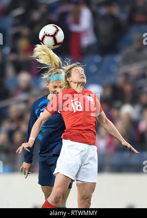 Nashville, USA. 3e Mar, 2019. Ellen White (R) de l'Angleterre chefs pour le bal au cours d'un SheBelieves Cup women's Soccer Match contre les États-Unis au Nissan Stadium à Nashville, Tennessee, aux États-Unis, le 2 mars 2019. Le match s'est terminé dans un 2-2 draw. Source : Xinhua/Alamy Live News Banque D'Images