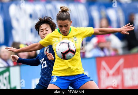 Nashville, USA. 3e Mar, 2019. Tamires (avant) du Brésil rivalise avec Yuka Momiki SheBelieves du Japon lors d'un match de football féminin Coupe de Nissan Stadium à Nashville, Tennessee, aux États-Unis, le 2 mars 2019. Le Brésil a perdu 1-3. Source : Xinhua/Alamy Live News Banque D'Images