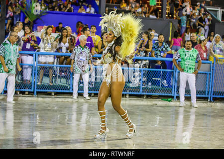 Rio de Janeiro, Brésil. 06Th Mar, 2019. Membre de l'école de samba universitaire Cubango pendant un Carnaval 2019 défilé en Serie A la place Marques do Sapucaí Sambadrome dans la ville de Rio de Janeiro ce dimanche, 03. (Photo : William Volcov/Brésil Photo Presse) Credit : Brésil Photo Presse/Alamy Live News Banque D'Images