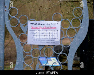 Bois de Stoney, Wirksworth, Derbyshire Dales, UK. 06Th Mars, 2019. Inscrivez-vous au niveau local beauty spot Stoney Woods disant arrêter l'invasion du voyageur après Derbyshire Dales District Council essayez de réinstaller un tonneau de camp des voyageurs sur des terres contestées adjacent à Stoney Wood, Wirksworth, Derbyshire Dales. Wirksworth conseil de ville sont à la recherche de conseiller juridique pour essayer et protéger les arbres, de rares orchidées sauvages et autres animaux sauvages dans et autour de cette vue d'intérêt scientifique. De : Doug Blane/Alamy Live News Banque D'Images