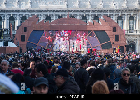 Venise, Italie. 06Th Mars, 2019. Les touristes et les habitants participent à l'événement du vol de l'aigle sur Mars 03, 2019 à Venise, Italie. Le thème de l'édition 2019 du Carnaval de Venise est 'blâmer la Lune" et se déroulera du 16 février au 5 mars. © Awakening / Alamy Live News Banque D'Images