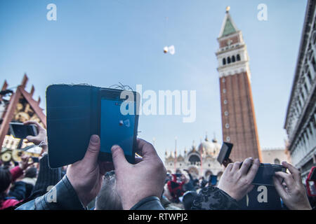 Venise, Italie. 06Th Mars, 2019. Les touristes et les habitants participent à l'événement du vol de l'aigle sur Mars 03, 2019 à Venise, Italie. Le thème de l'édition 2019 du Carnaval de Venise est 'blâmer la Lune" et se déroulera du 16 février au 5 mars. © Awakening / Alamy Live News Banque D'Images